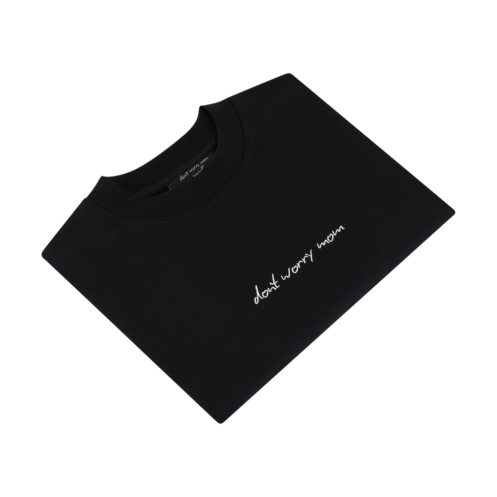 Black Oversized T-Shirt - Don't Worry Mom – STRĒID. Breathable black oversized T-shirt with subtle logo for daily comfort.