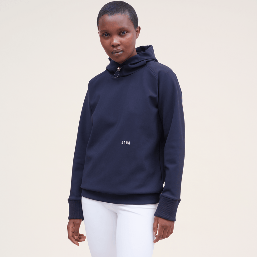 Dada Sport Dali Hoodie Marine - STRĒID. Soft bi-stretch navy hoodie with adjustable hood, gold stopper, discreet Dada embroidery, thermal and easy-care for riders.