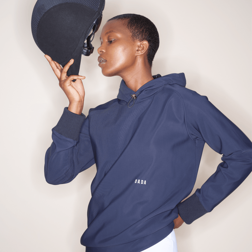 Dada Sport Dali Hoodie Marine - STRĒID. Soft bi-stretch navy hoodie with adjustable hood, gold stopper, discreet Dada embroidery, thermal and easy-care for riders.