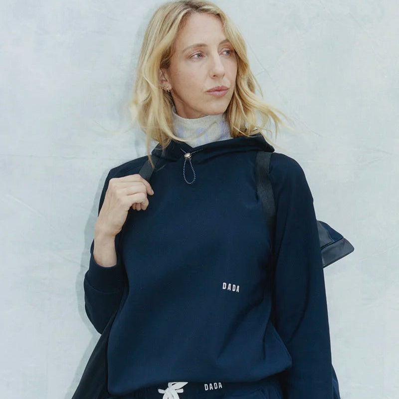 Dada Sport Dali Hoodie Marine - STRĒID. Soft bi-stretch navy hoodie with adjustable hood, gold stopper, discreet Dada embroidery, thermal and easy-care for riders.