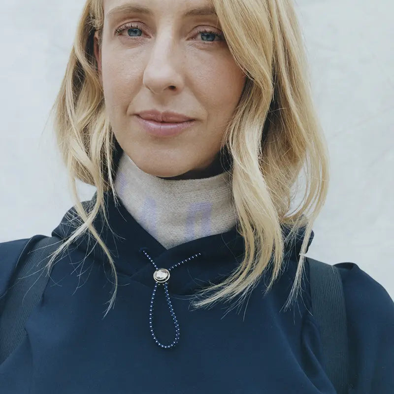 Dada Sport Dali Hoodie Marine - STRĒID. Soft bi-stretch navy hoodie with adjustable hood, gold stopper, discreet Dada embroidery, thermal and easy-care for riders.