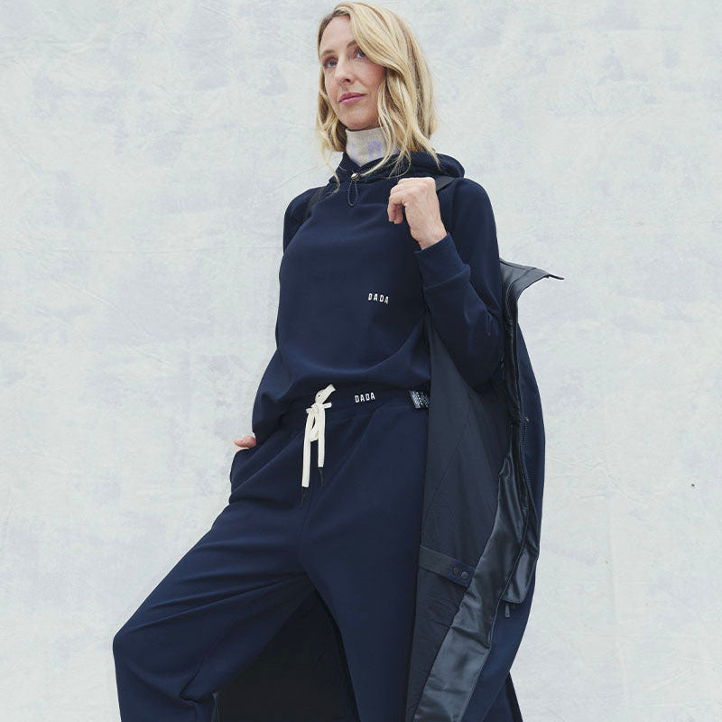 Dada Sport Dali Hoodie Marine - STRĒID. Soft bi-stretch navy hoodie with adjustable hood, gold stopper, discreet Dada embroidery, thermal and easy-care for riders.