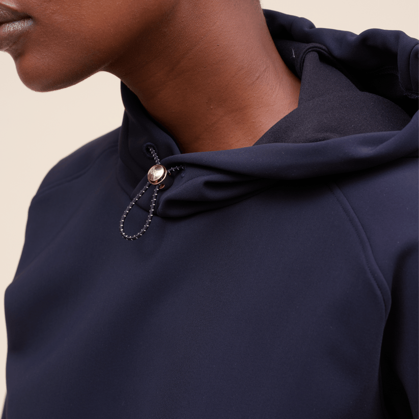 Dada Sport Dali Hoodie Marine - STRĒID. Soft bi-stretch navy hoodie with adjustable hood, gold stopper, discreet Dada embroidery, thermal and easy-care for riders.