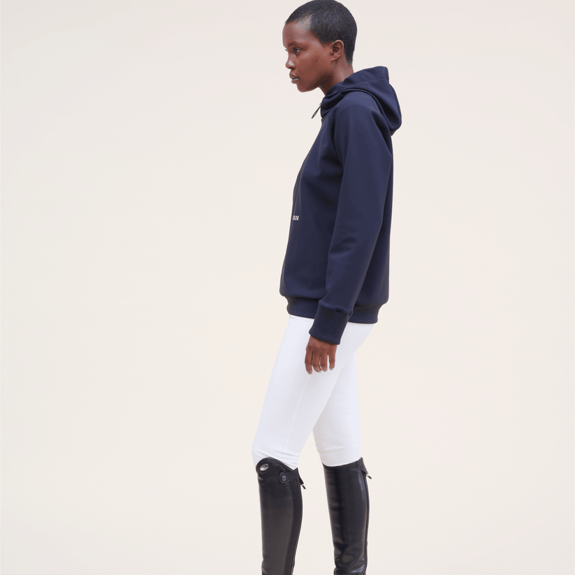 Dada Sport Dali Hoodie Marine - STRĒID. Soft bi-stretch navy hoodie with adjustable hood, gold stopper, discreet Dada embroidery, thermal and easy-care for riders.