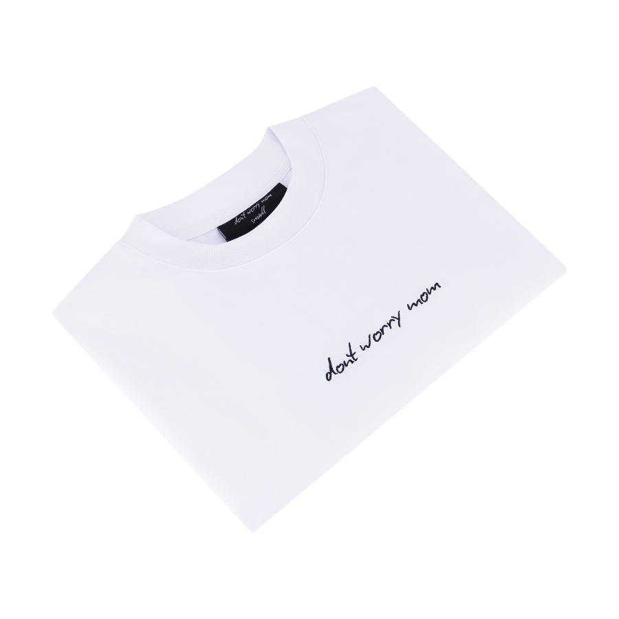 White Oversized T-Shirt - Don't Worry Mom – STRĒID. Breathable white oversized T-shirt with subtle Don't Worry Mom logo.